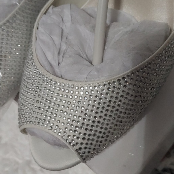 New size 11 David's Bridal heels - Picture 3 of 11